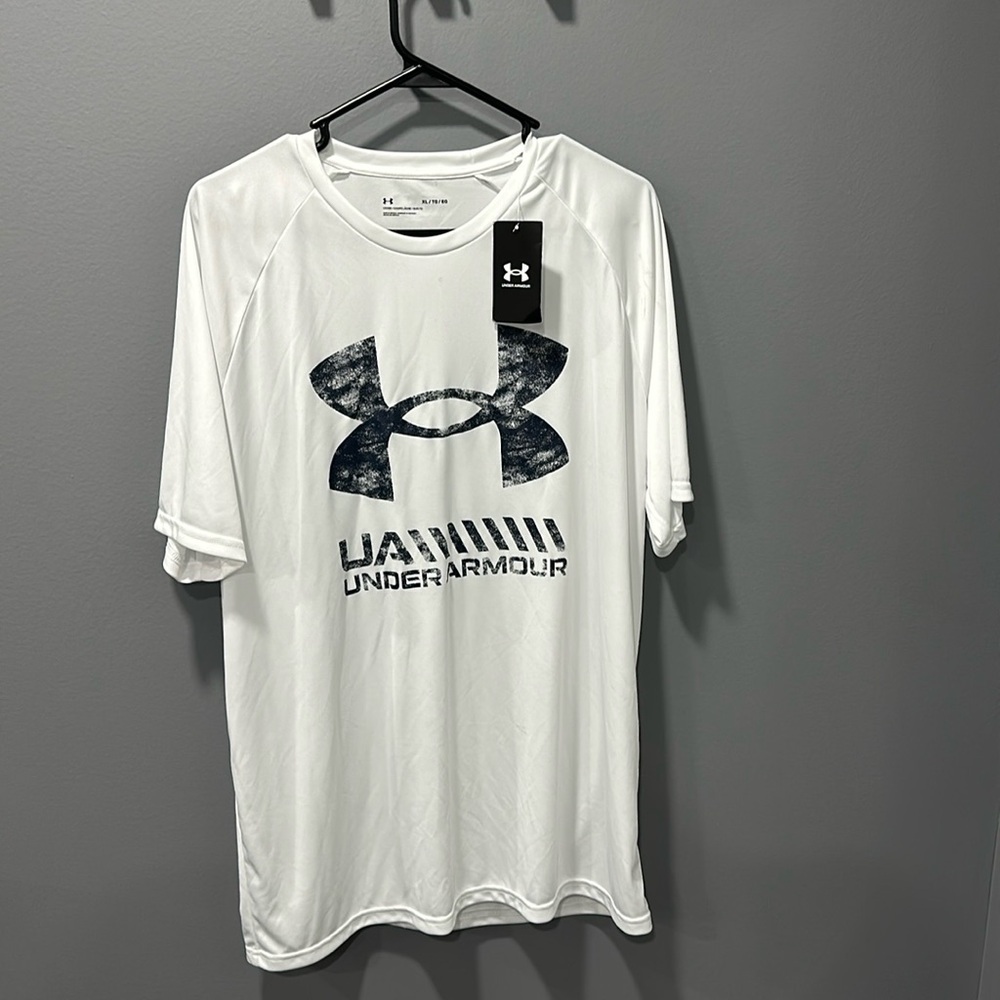 White under armor T-shirt